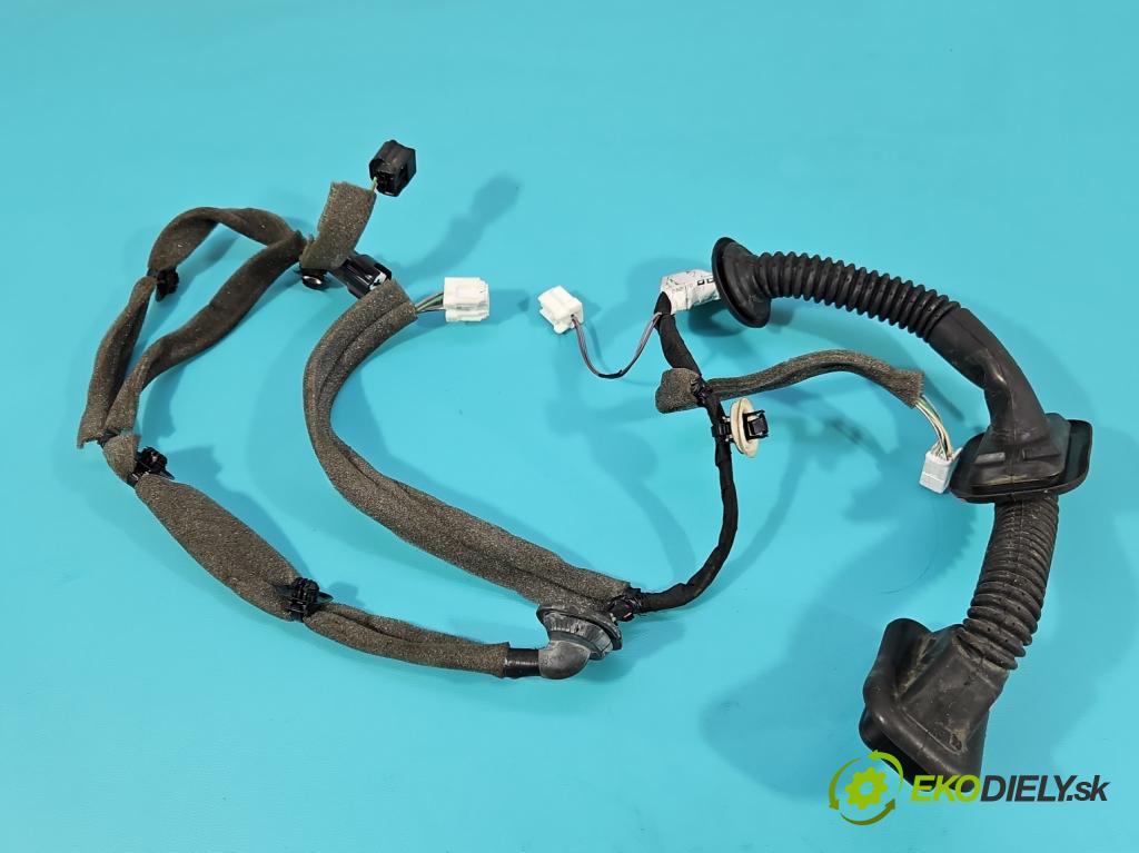 Dacia Sandero II 2012-2020 1.0 12V 73 HP manual 54 kW 999 cm3 5- Zväzok: dvere predné pravých 241248710R