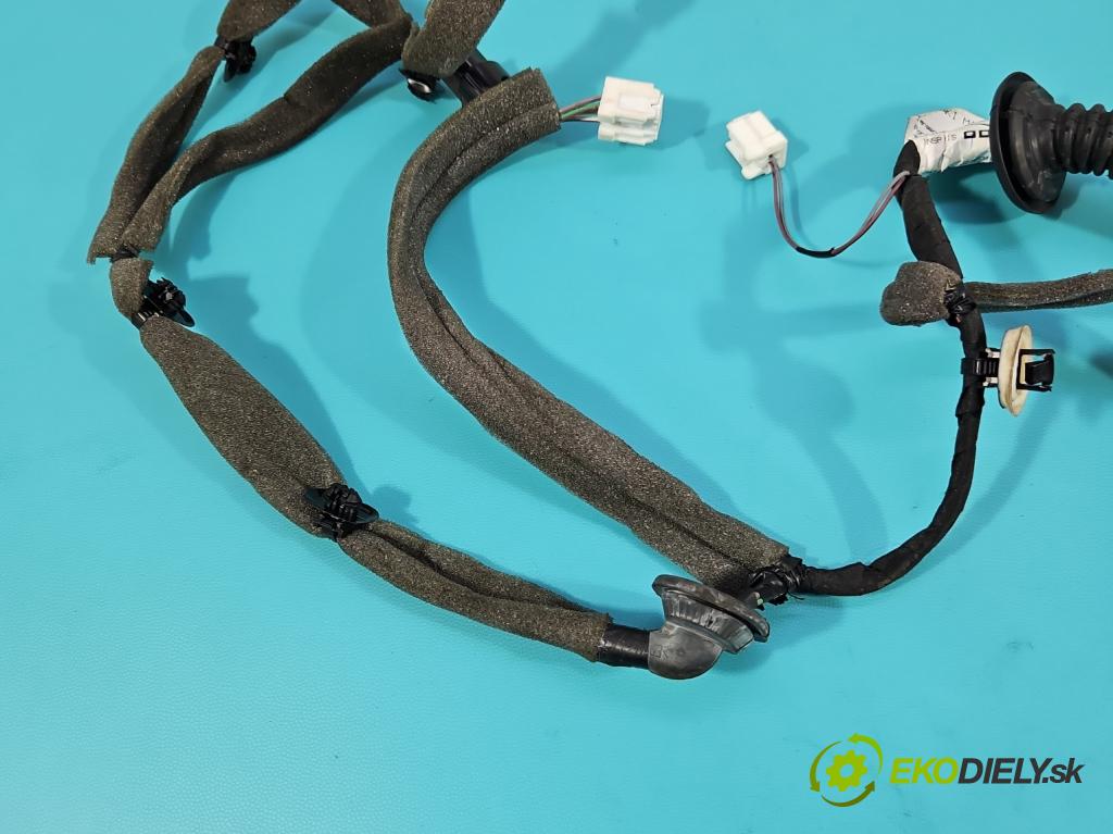 Dacia Sandero II 2012-2020 1.0 12V 73 HP manual 54 kW 999 cm3 5- Zväzok: dvere predné pravých 241248710R