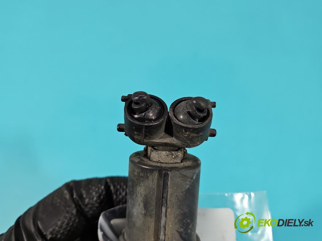 Bmw X3 E83 2003-2010 2.0d 177 hp manual 130 kW 1995 cm3 5- ostřikovač reflektor: pravý 7001949-09