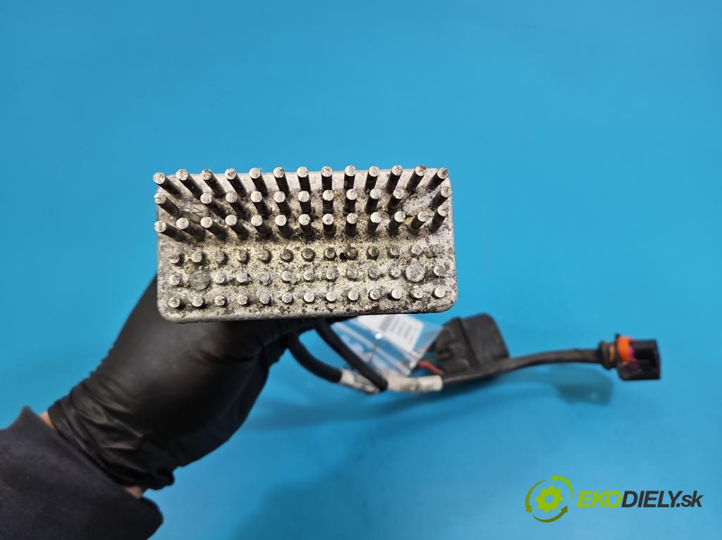 Audi A4 B8 2007-2015 2.0 tdi 143 HP manual 105 kW 1968 cm3 5- Relé: ventilátoru 989462U