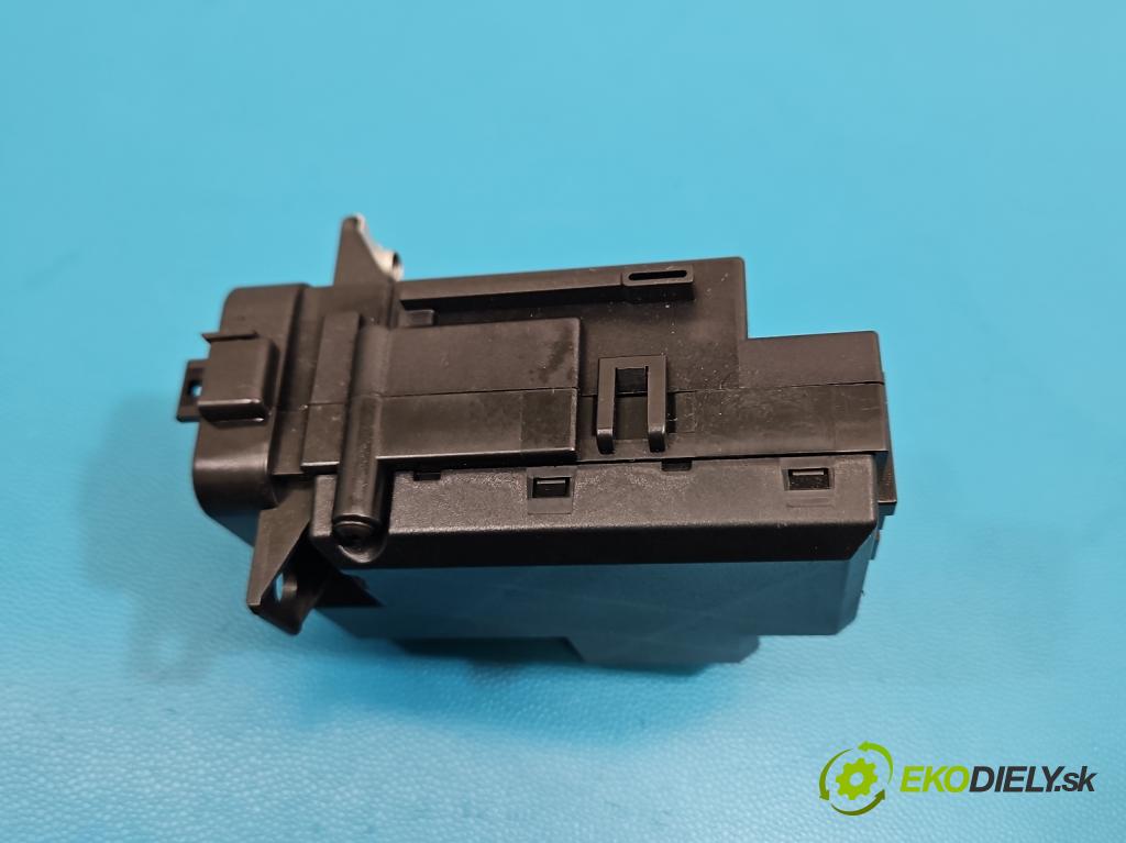 Audi A4 B8 2007-2015 2.0 tdi 143 HP manual 105 kW 1968 cm3 5- Spínačka 8K0909131D (Spínacia skrinka)