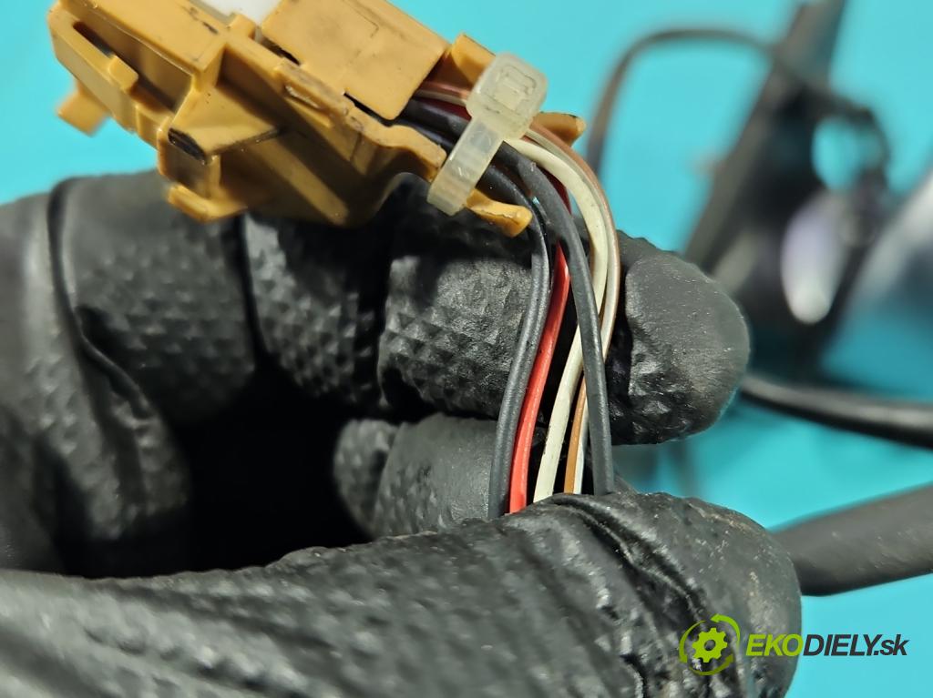 Audi A4 B6 2000-2004 1.9 tdi 116 hp manual 85 kW 1896 cm3 5- zpětné zrcátko levé  (Klika dveří ostatní)