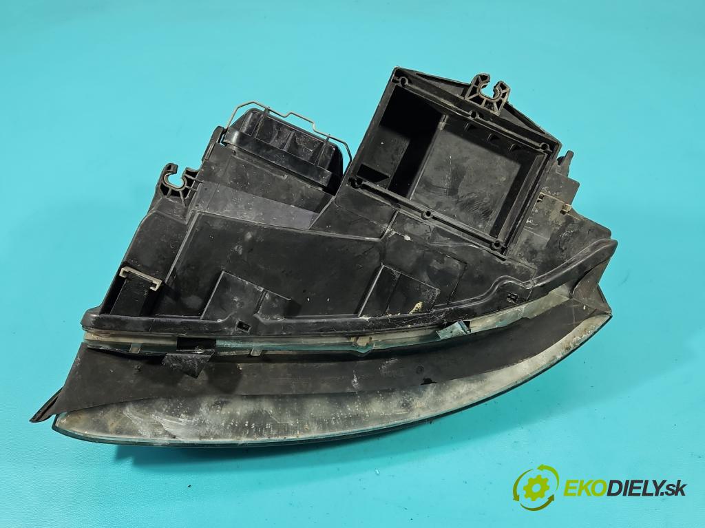 Audi A4 B6 2000-2004 1.9 tdi 116 HP manual 85 kW 1896 cm3 5- Reflektor: pravý  (Svetlo predné pravé)