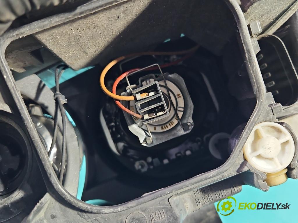 Audi A4 B6 2000-2004 1.9 tdi 116 HP manual 85 kW 1896 cm3 5- Reflektor: pravý  (Svetlo predné pravé)