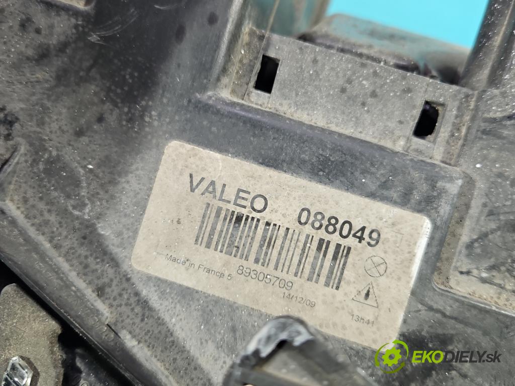 Audi A4 B6 2000-2004 1.9 tdi 116 HP manual 85 kW 1896 cm3 5- Reflektor: pravý  (Svetlo predné pravé)