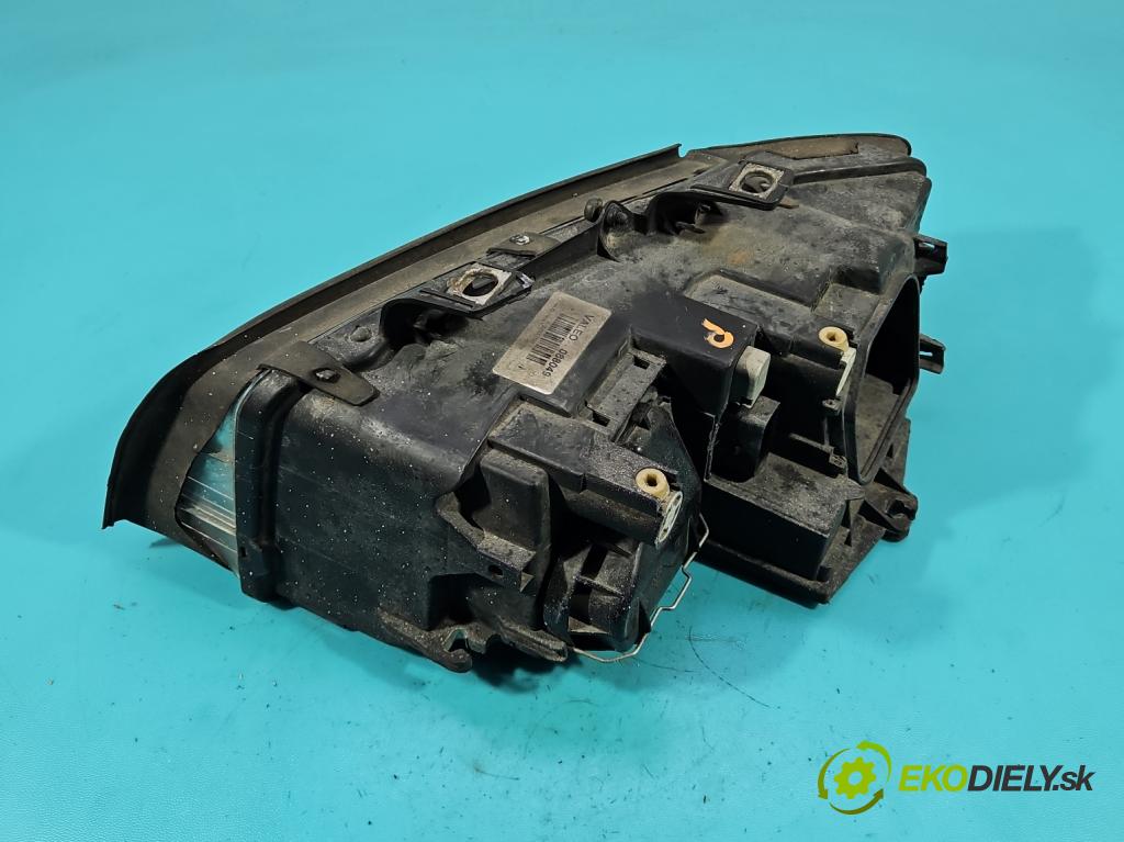 Audi A4 B6 2000-2004 1.9 tdi 116 HP manual 85 kW 1896 cm3 5- Reflektor: pravý  (Svetlo predné pravé)