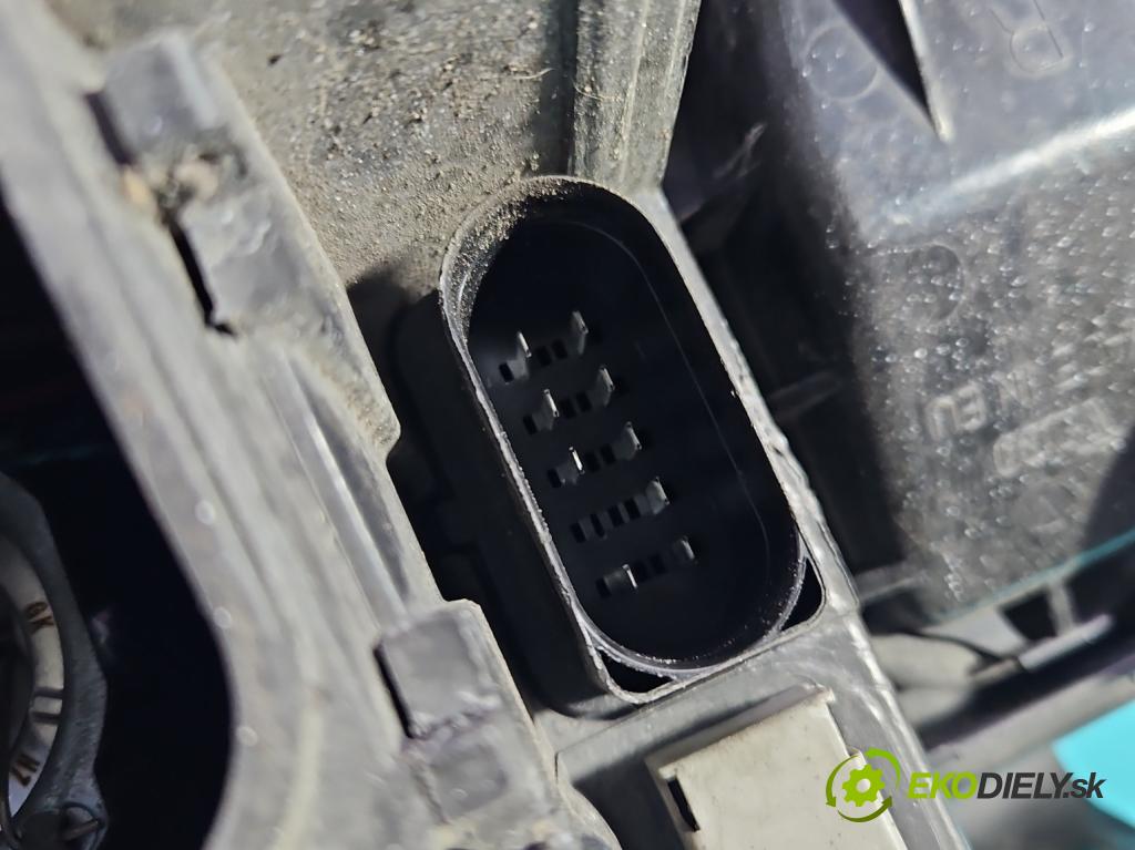 Audi A4 B6 2000-2004 1.9 tdi 116 HP manual 85 kW 1896 cm3 5- Reflektor: pravý  (Svetlo predné pravé)