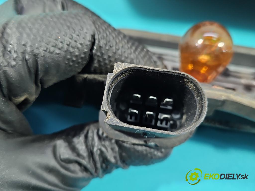 Audi A4 B6 2000-2004 1.9 tdi 116 HP manual 85 kW 1896 cm3 5- svetlo / reflektor zadné pravé  (Kľučka dverí ostatné)