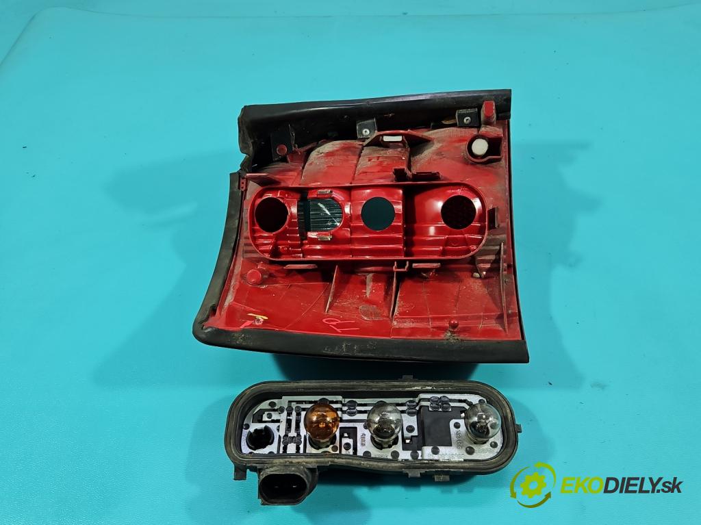 Audi A4 B6 2000-2004 1.9 tdi 116 HP manual 85 kW 1896 cm3 5- svetlo / reflektor zadné pravé  (Kľučka dverí ostatné)