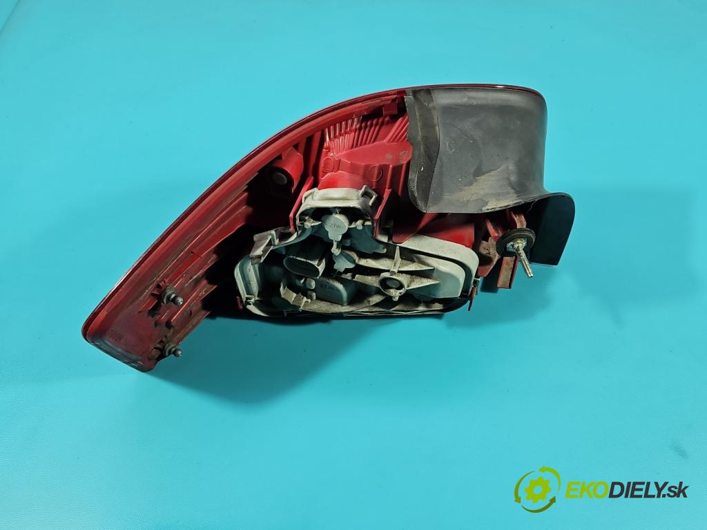 Audi A3 8P 2003-2012 2.0 tdi 140 HP manual 103 kW 1968 cm3 3- svetlo / reflektor zadné pravé 8P0945096 (Kľučka dverí ostatné)