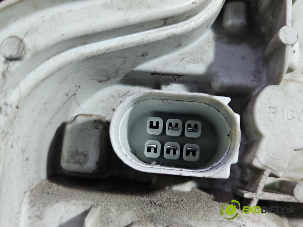 Audi A3 8P 2003-2012 2.0 tdi 140 HP manual 103 kW 1968 cm3 3- svetlo / reflektor zadné pravé 8P0945096 (Kľučka dverí ostatné)