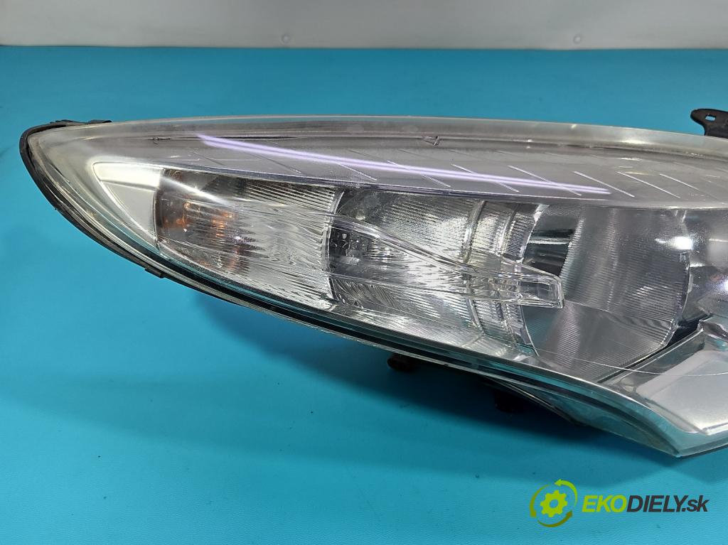 Renault Megane III 2008-2016 1.5 dci 86 HP manual 63 kW 1461 cm3 5- Reflektor: pravý 260100017R (Svetlo predné pravé)
