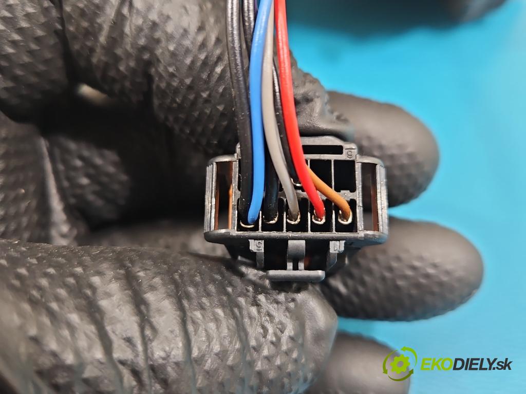 Citroen C5 Aircross 17-25 1.2 T 131 HP manual 96 kW 1199 cm3 5- zrkadlo ľavé  (Kľučka dverí ostatné)