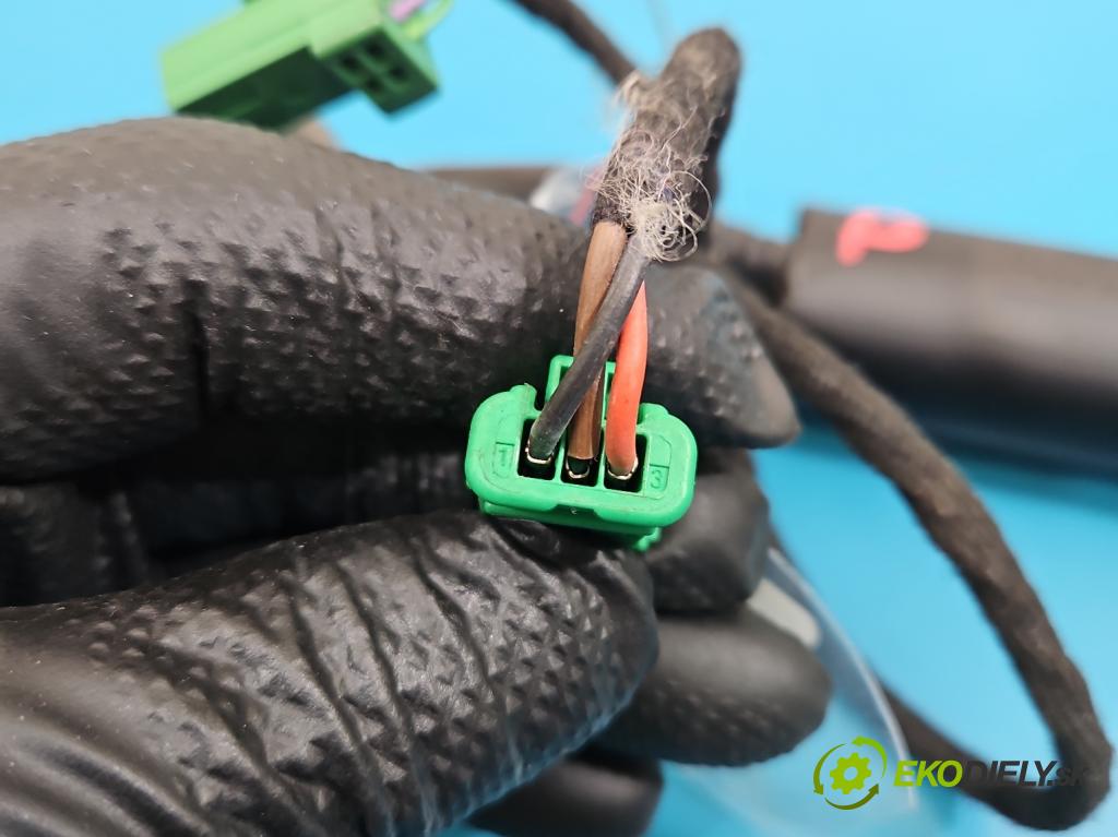 Peugeot 508 II 2018- 1.6 224 hp automatic 165 kW 1598 cm3 5- Aktuátor: kufrových dveří pravý 9835557580