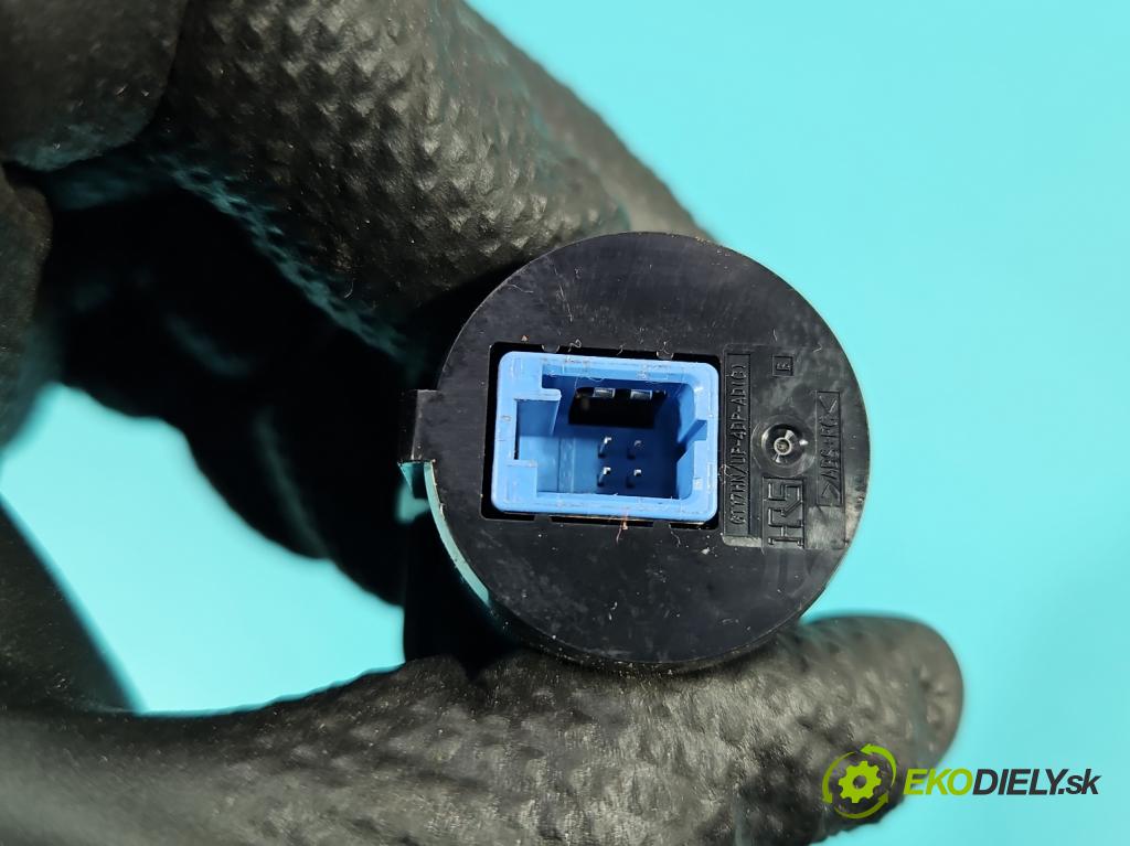 Suzuki SX4 S-Cross 2013-2021 1.4 T 129 HP manual 95 kW 1373 cm3 5- zásuvka USB