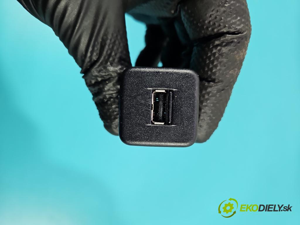 Suzuki SX4 S-Cross 2013-2021 1.4 T 129 HP manual 95 kW 1373 cm3 5- zásuvka USB