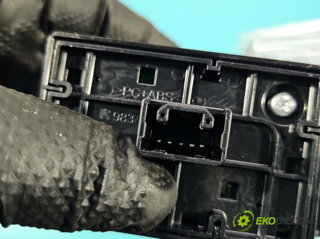 Suzuki SX4 S-Cross 2013-2021 1.4 T 129 HP manual 95 kW 1373 cm3 5- prepínač ostatné CZ983-0L06