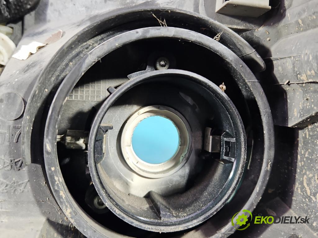 Opel Corsa C 2000-2006 1.2 16V 75 HP manual 55 kW 1199 cm3 5- Reflektor: pravý 13115007 (Svetlo predné pravé)