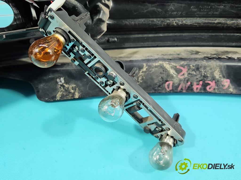 Citroen C4 Grand picasso I 2006-2013 2.0 16V 140 HP automatic 103 kW 1997 cm3 5- svetlo / reflektor zadné pravé  (Kľučka dverí ostatné)