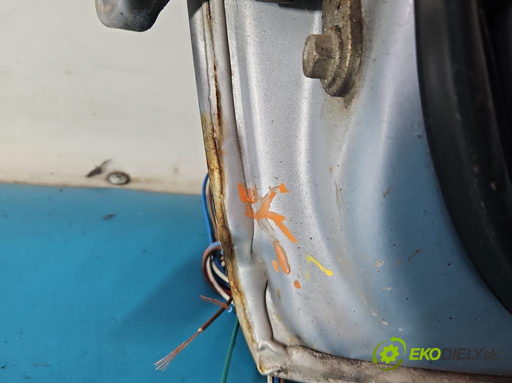 Toyota Yaris I 1999-2005 1.0 vvti 68 HP manual 50 kW 998 cm3 5- dvere predné pravé  (Kľučka dverí ostatné)