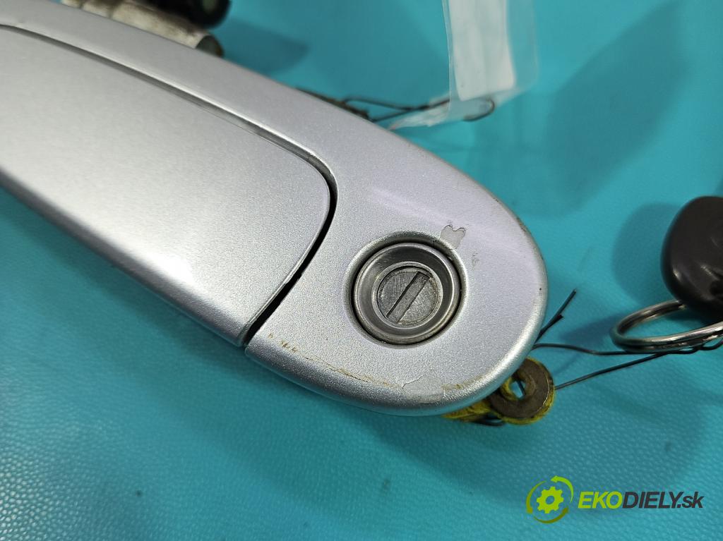 Toyota Yaris I 1999-2005 1.0 vvti 68 HP manual 50 kW 998 cm3 5- rukoväť predné ľavé mimo:  (Kľučka dverí vonkajšia predná ľavá)