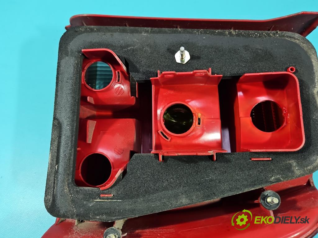 Vw Passat B5 1995-2005 1.8 20V 125 HP manual 92 kW 1781 cm3 4- svetlo / reflektor zadné ľavé  (Kľučka dverí ostatné)