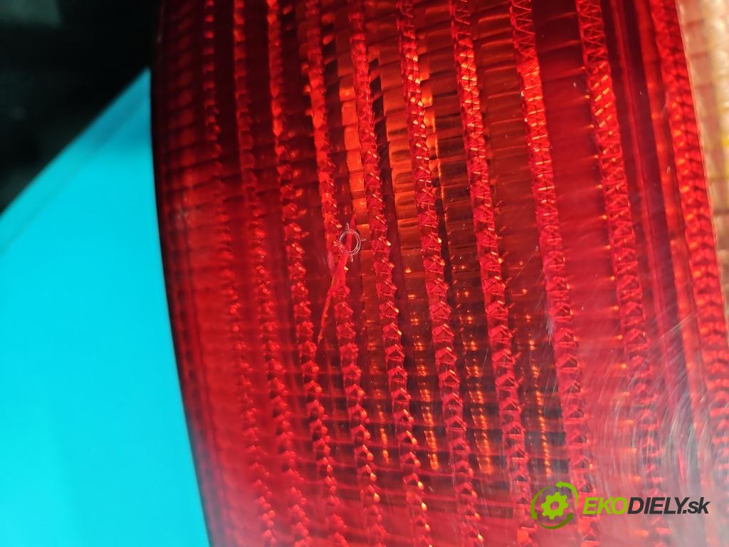 Vw Passat B5 1995-2005 1.8 20V 125 HP manual 92 kW 1781 cm3 4- svetlo / reflektor zadné ľavé  (Kľučka dverí ostatné)