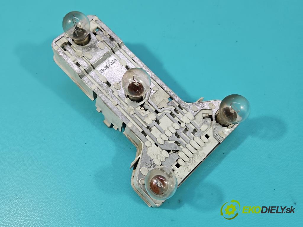 Vw Passat B5 1995-2005 1.8 20V 125 HP manual 92 kW 1781 cm3 4- svetlo / reflektor zadné ľavé  (Kľučka dverí ostatné)