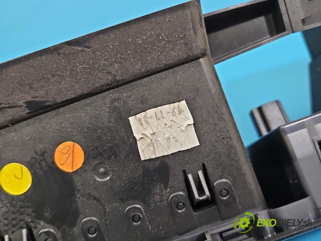 Renault Megane III 2008-2016 1.5 dci 86 HP manual 63 kW 1461 cm3 5- Mřížka: kúrenia stredová  (Mriežka kúrenia (fukár))