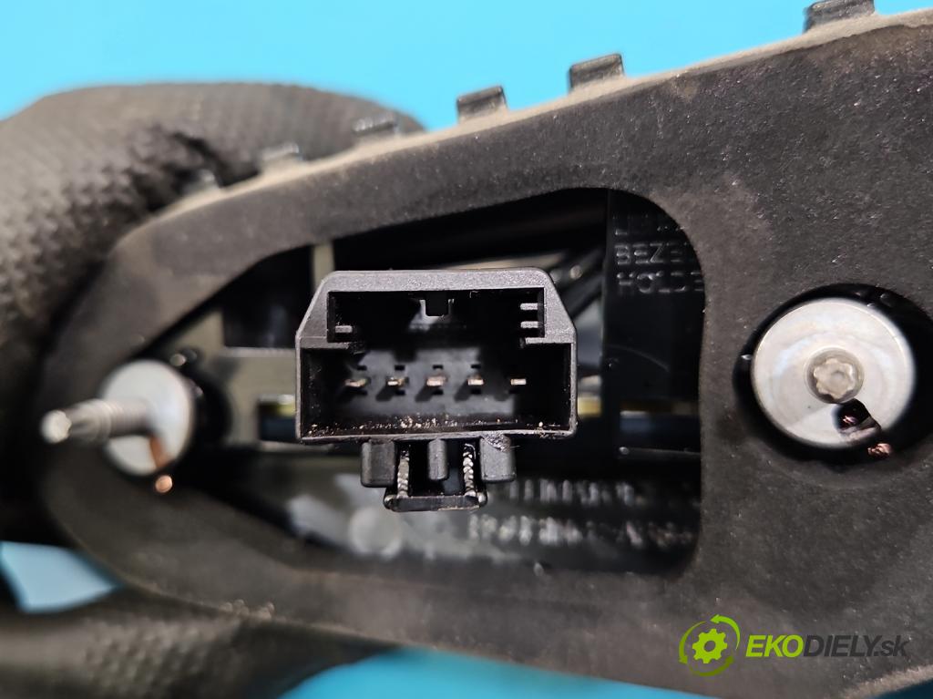 Skoda Scala 2019- 1.5 TSI 150 HP manual 110 kW 1498 cm3 5- svetlo / reflektor zadné ľavé 657945307A (Kľučka dverí ostatné)