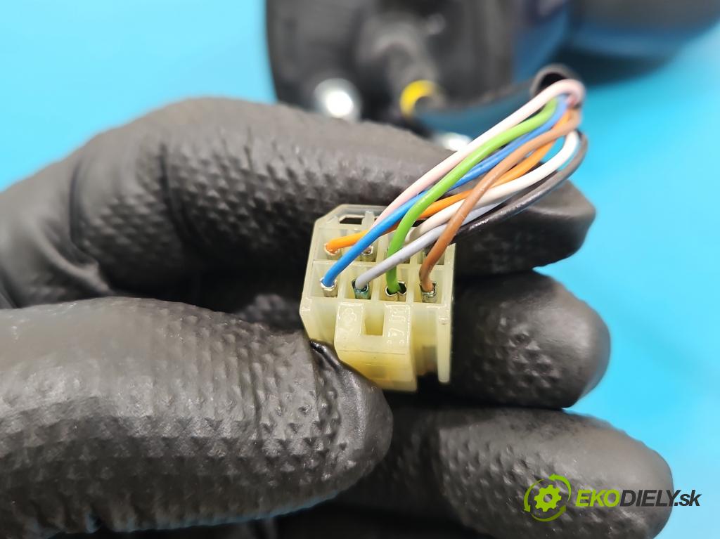 Suzuki SX4 S-Cross 2013-2021 1.4 T 129 HP manual 95 kW 1373 cm3 5- zrkadlo ľavé  (Kľučka dverí ostatné)