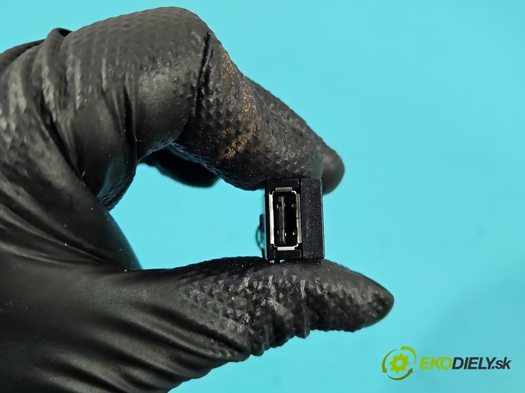 Skoda Octavia III 2013- 2.0 TSI 190 hp automatic 140 kW 1984 cm3 5- zásuvka USB 5Q0035726E