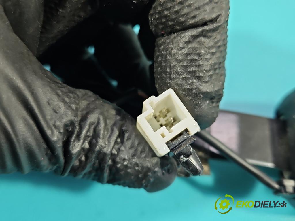 Nissan Qashqai I J10 2006-2013 1.6 16V 114 hp manual 84 kW 1598 cm3 5- stěna bezpečnost přední pravý 86884JD00A