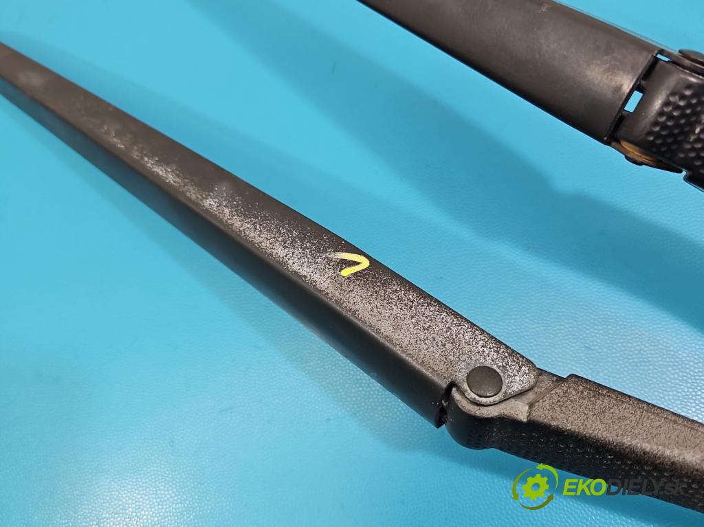 Nissan Qashqai I J10 2006-2013 1.6 16V 114 hp manual 84 kW 1598 cm3 5- rameno stěrače přední komplet 80017587