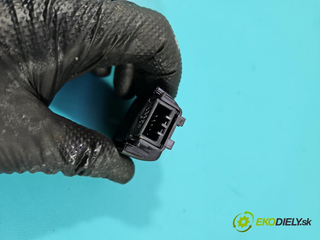 Suzuki SX4 S-Cross 2013-2021 1.4 T 129 HP manual 95 kW 1373 cm3 5- snímač déšť:  (Snímač dažďa)