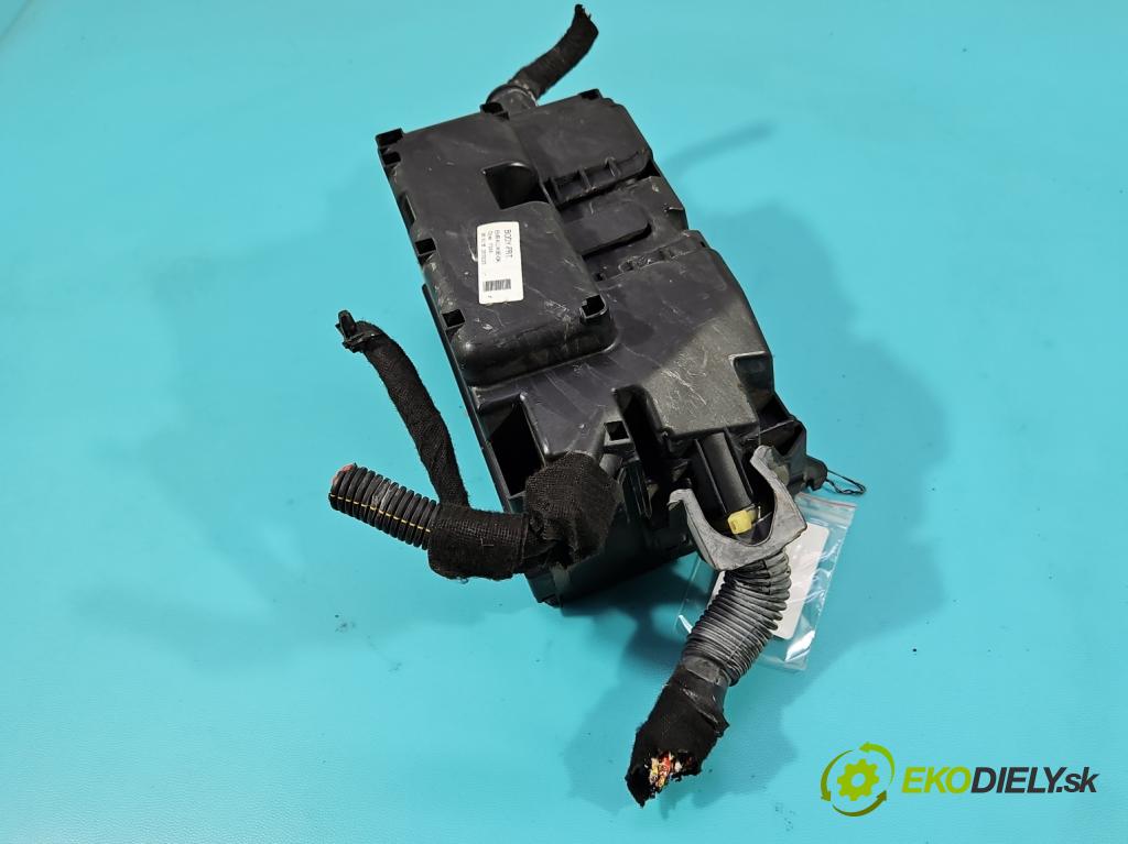 Opel Meriva B 2010-2017 1.4 16V 101 hp manual 74 kW 1398 cm3 5- skříňka pojistková  (Pojistková skříňka)