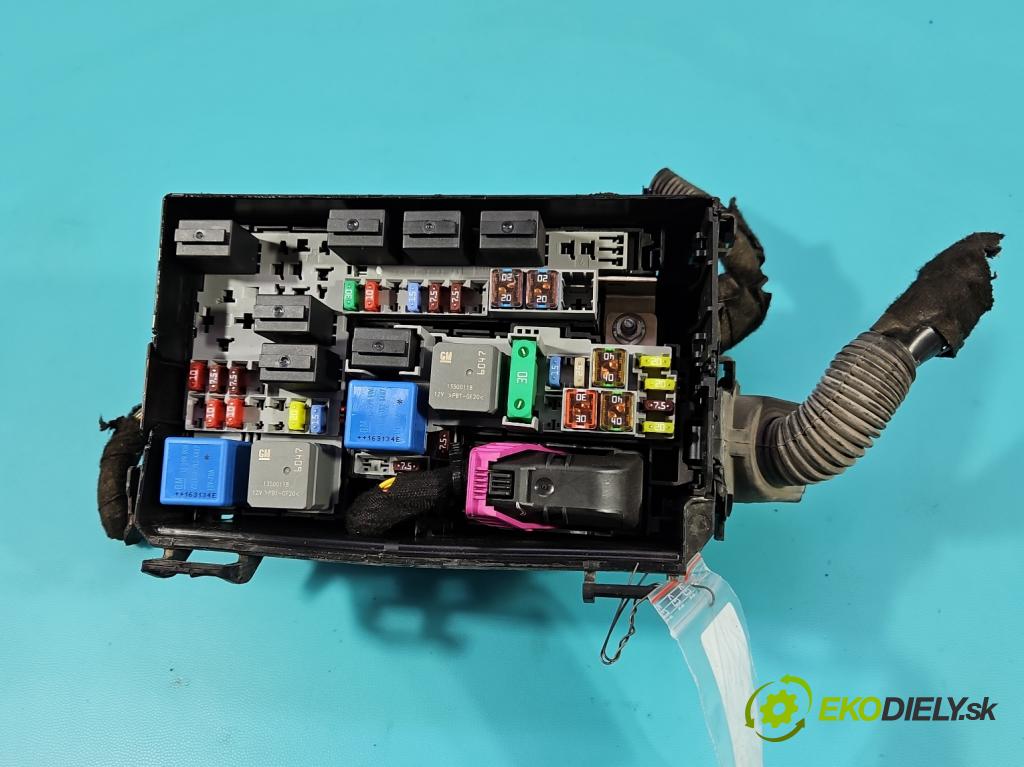 Opel Meriva B 2010-2017 1.4 16V 101 hp manual 74 kW 1398 cm3 5- skříňka pojistková  (Pojistková skříňka)