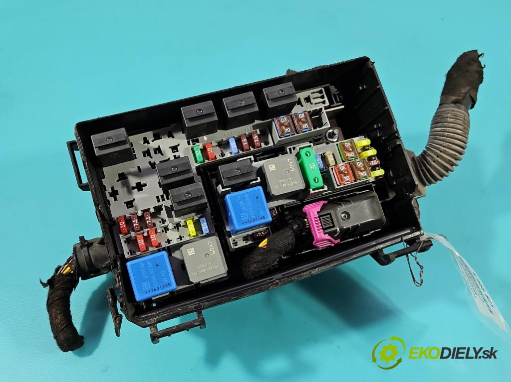 Opel Meriva B 2010-2017 1.4 16V 101 HP manual 74 kW 1398 cm3 5- skrinka poistka  (Poistková skrinka)