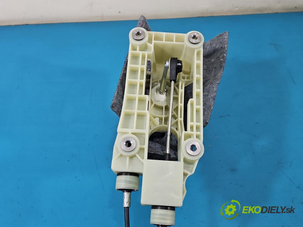 Suzuki SX4 S-Cross 2013-2021 1.4 T 129 hp manual 95 kW 1373 cm3 5- kulisa změny stupňová  (Řadicí páka (kulisa) )