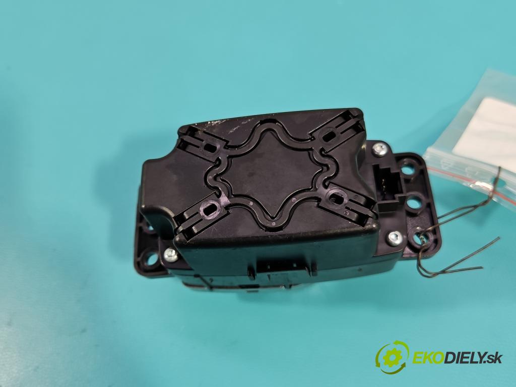 Mercedes B W246  2011-2018 2.1 cdi 136 HP automatic 100 kW 2143 cm3 5- prepínač rádio: navigácie A2469005615