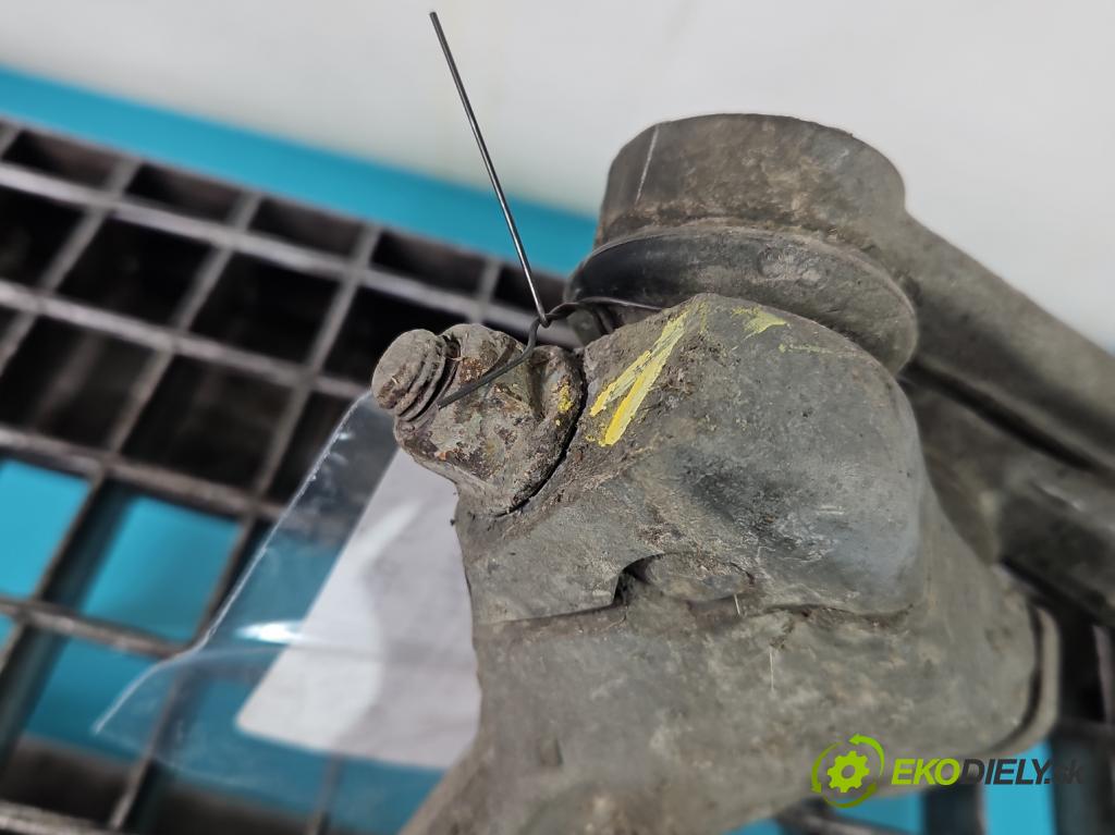 Audi A4 B8 2007-2015 2.0 tdi 143 HP manual 105 kW 1968 cm3 5- náboj ľavé  (Náboj kolesa)