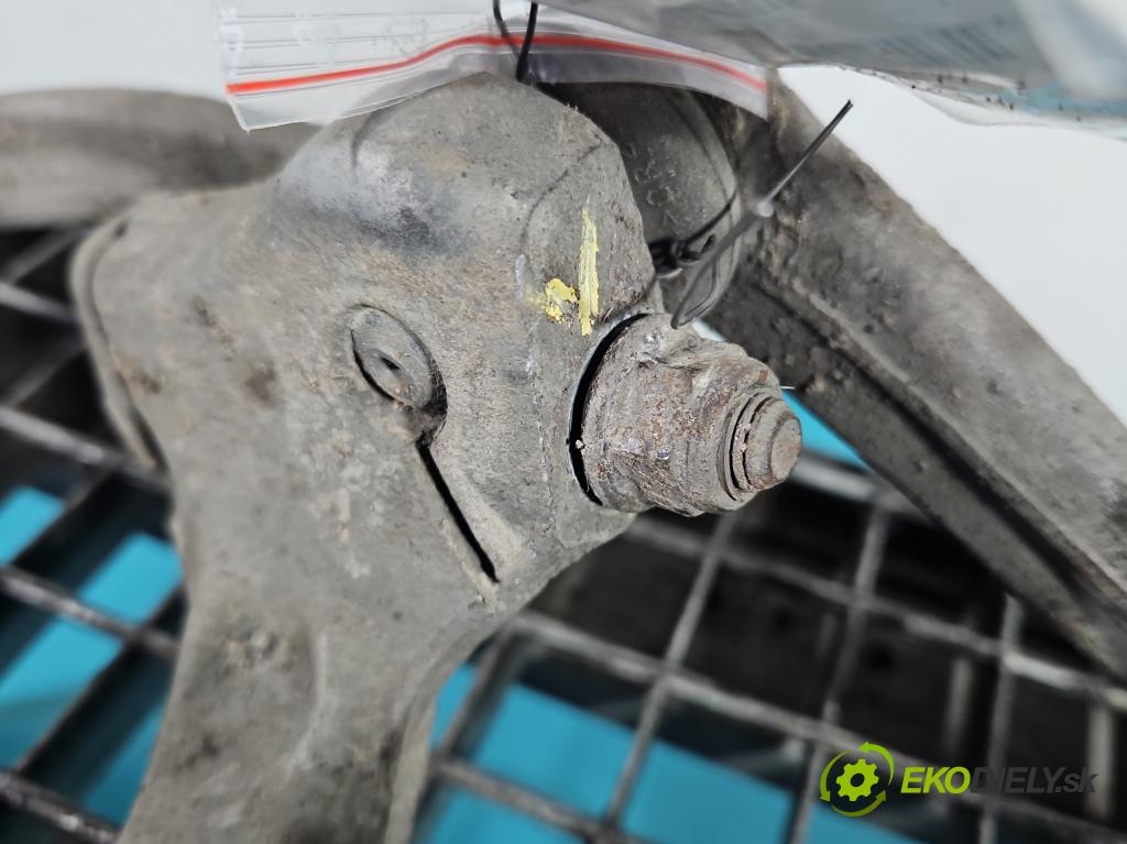 Audi A4 B8 2007-2015 2.0 tdi 143 HP manual 105 kW 1968 cm3 5- náboj pravé  (Náboj kolesa)