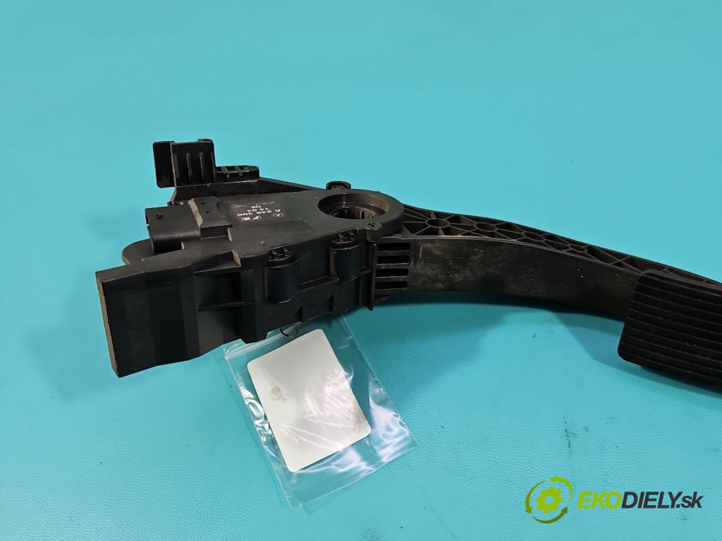 Mercedes B W246  2011-2018 2.1 cdi 136 HP automatic 100 kW 2143 cm3 5- pedal plyn potenciometr: A2463001404