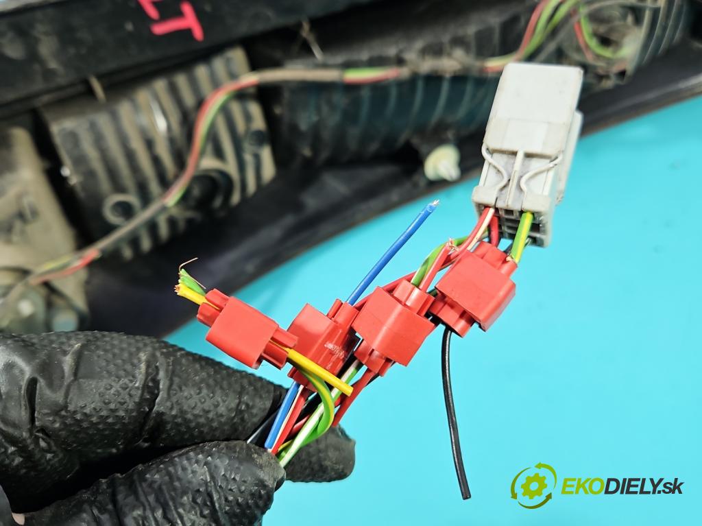 Honda CR-V II 2001-2006 2.0 16V 150 hp manual 110 kW 1998 cm3 5- světlo zadní levé 2VP238014-01 (Klika dveří ostatní)