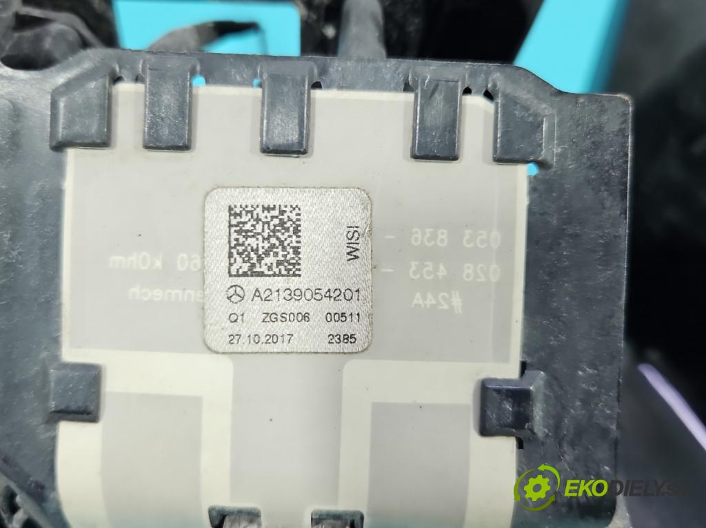 Mercedes E W213 2016-2023 2.0 CDI 194KM automatic 143 kW 1950 cm3 4- zpětné zrcátko pravé A2139054201 (Klika dveří ostatní)