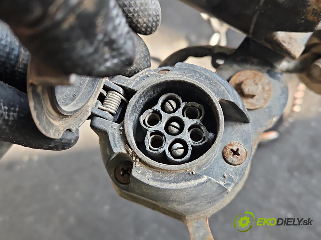 Skoda Octavia III 2013- 2.0 TSI 190 HP automatic 140 kW 1984 cm3 5- Hák: vlečení:  (Ťažné zariadenie)