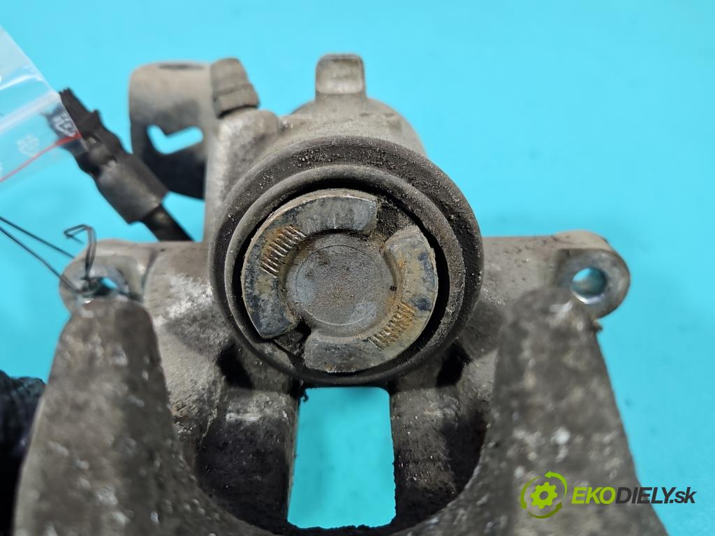 Skoda Scala 2019- 1.5 TSI 150 HP manual 110 kW 1498 cm3 5- brzdič zadné pravý  (Kľučka dverí ostatné)