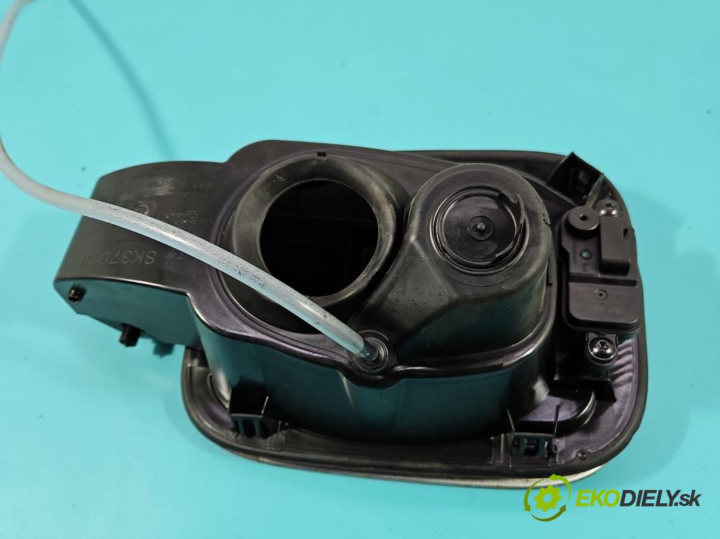 Skoda Scala 2019- 1.5 TSI 150 HP manual 110 kW 1498 cm3 5- Klapka nádrže palivo  (Kľučka dverí ostatné)