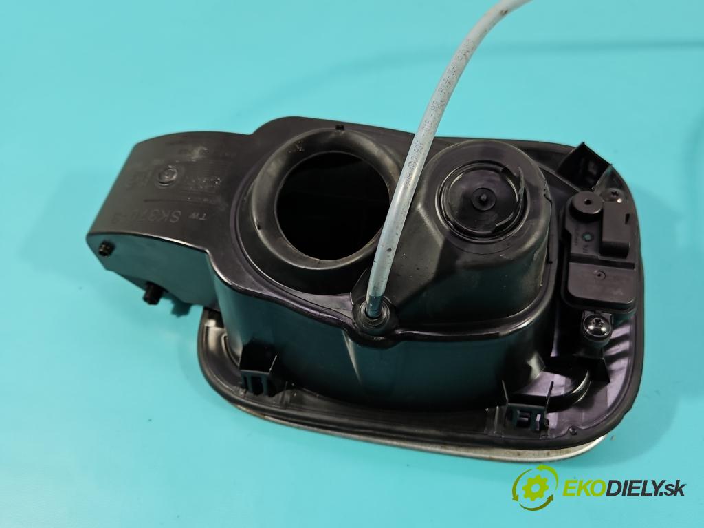 Skoda Scala 2019- 1.5 TSI 150 HP manual 110 kW 1498 cm3 5- Klapka nádrže palivo  (Kľučka dverí ostatné)