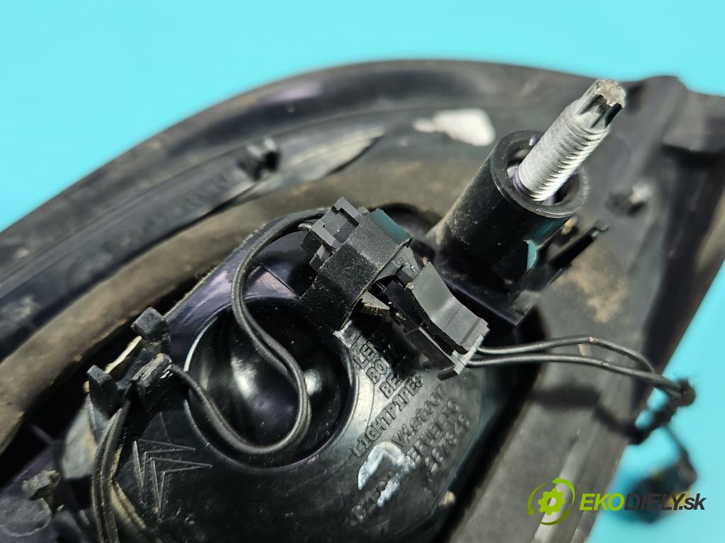 DS 4 2015-2020 2.0 hdi 181KM automatic 133 kW 1997 cm3 5- svetlo / reflektor zadné pravé 9670272680 (Kľučka dverí ostatné)